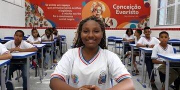 Estudantes e educadores vão em busca de alunos que estão fora da escola