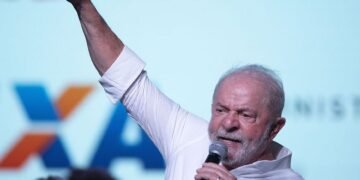 Lula confirma salário mínimo em R$ 1.320 e faixa de isenção do IR em R$ 2.640