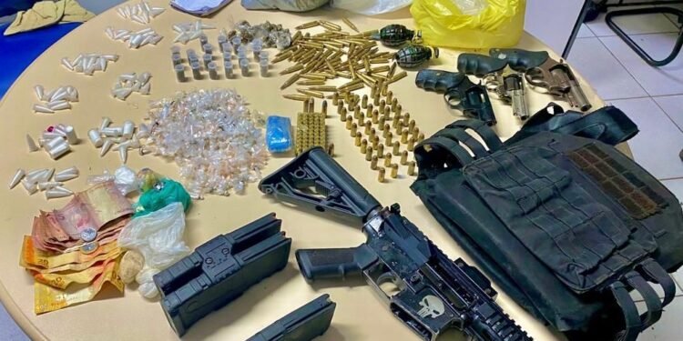 Fuzil, granadas, revólveres e colete são apreendidos em Feira de Santana