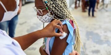 Vacinação contra covid-19 é retomada em Salvador
