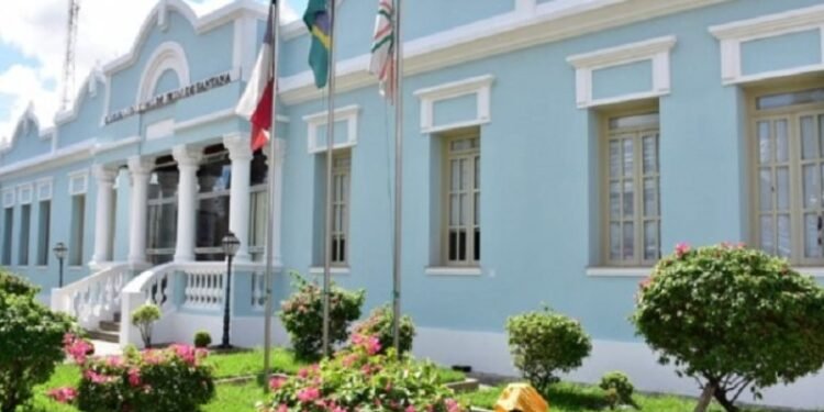 Justiça obriga que Câmara de Feira pague vale-refeição a servidores