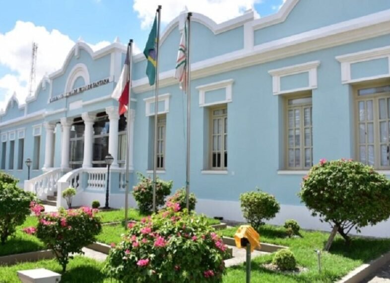 Justiça obriga que Câmara de Feira pague vale-refeição a servidores