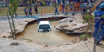 Carro afunda em avenida no Garcia após rompimento de adutora