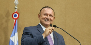 Adolfo Menezes beira a unanimidade em eleição na ALBA