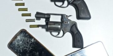 Polícia apreende três armas com homens que assaltavam mulheres em Conquista