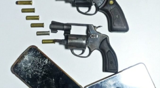 Polícia apreende três armas com homens que assaltavam mulheres em Conquista