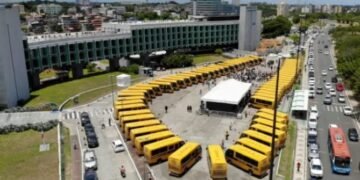 Em Salvador, Jerônimo Rodrigues entrega ônibus escolares que contemplam estudantes da zona rural