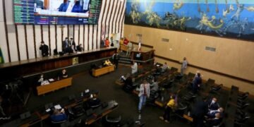 Com 39% de renovação, Alba tem posse dos seus deputados