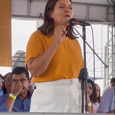 Secretária sugere ‘professor voluntário’ como ‘retribuição’ por escola de tempo integral