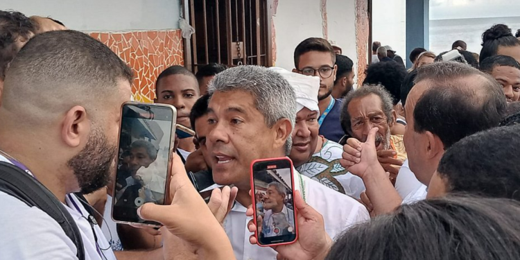 Jerônimo Rodrigues faz homenagem a Iemanjá: ‘viemos agradecer’