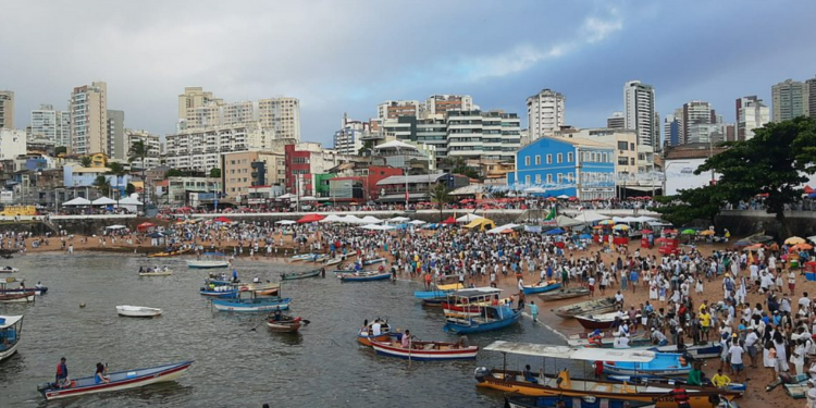 Devotos formam fila para depositar oferendas nos balaios para Iemanjá