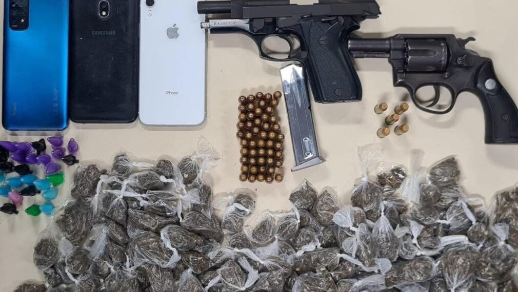 Três traficantes são presos em Feira de Santana com pistola, revólver, munições e drogas