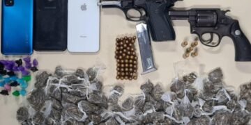 Três traficantes são presos em Feira de Santana com pistola, revólver, munições e drogas