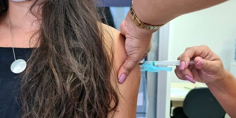 Vinte cidades baianas não iniciaram aplicação da vacina bivalente contra covid-19