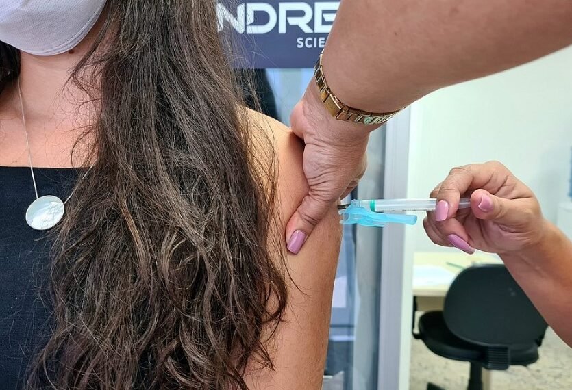 Vinte cidades baianas não iniciaram aplicação da vacina bivalente contra covid-19
