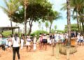 Crianças participam de mutirão de limpeza na praia de Stella Maris e acompanham soltura de tartarugas