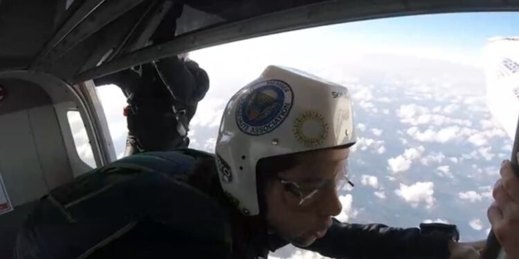 PM forma a primeira mulher paraquedista da corporação