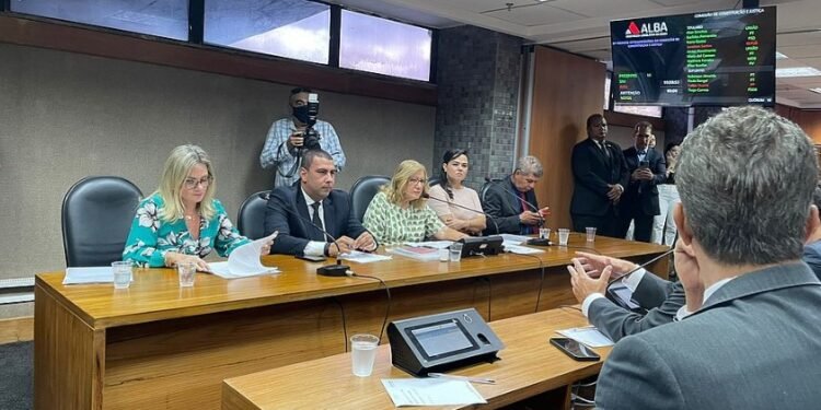 Esposa de Rui, Aline Peixoto é aprovada pela CCJ para disputar cargo vitalício no TCM