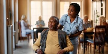 Empresa especializada oferece curso gratuito de cuidador de idoso para pessoas de baixa renda em Salvador