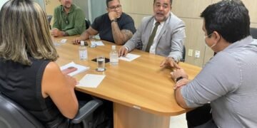 Titular do Meio ambiente recebe vereador e secretária de Camaçari