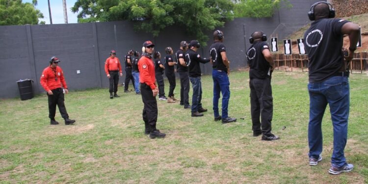Secretário instrui militares em capacitação de disparos na COE