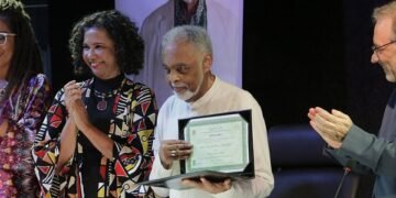 Gilberto Gil recorda a infância ao receber título de Doutor Honoris Causa no Ifba