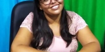 Presidente da Câmara de Aurelino Leal, Rosana Fontes, protesta contra as quedas de energia na cidade e em Uabitaba