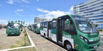 Prefeitura de Salvador entrega 41 novos ônibus com ar-condicionado