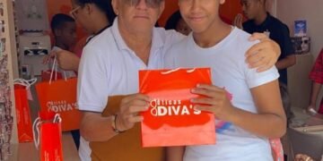 Raimundinho da JR faz doação de óculos e cestas básicas com salário de parlamentar