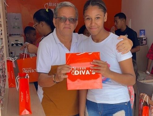 Raimundinho da JR faz doação de óculos e cestas básicas com salário de parlamentar