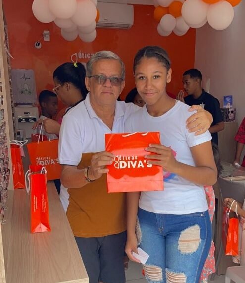 Raimundinho da JR faz doação de óculos e cestas básicas com salário de parlamentar