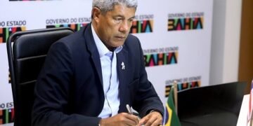 Jerônimo anuncia pagamento do Bolsa Presença para 298 mil estudantes