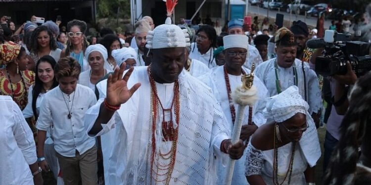 Rei nigeriano Adeyeye Enitan visita quilombo em Lauro de Freitas