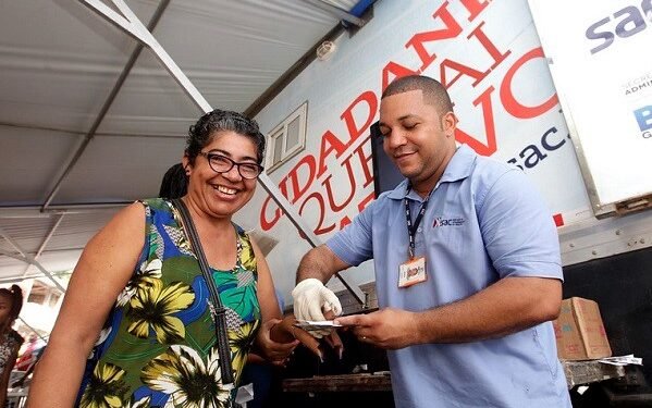 SAC Móvel realiza atendimentos em shoppings de Salvador