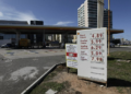 Após anúncio da reoneração, gasolina em Salvador chega a R$ 6,29