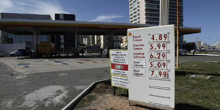 Após anúncio da reoneração, gasolina em Salvador chega a R$ 6,29