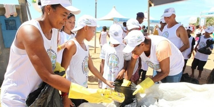 Mutirão de limpeza acontece na praia de Stella Maris neste sábado (11)
