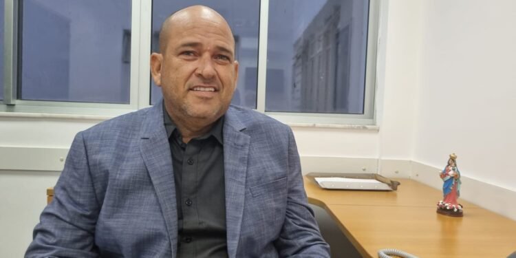 Binho Galinha quer meia entrada para mulheres nos estádios