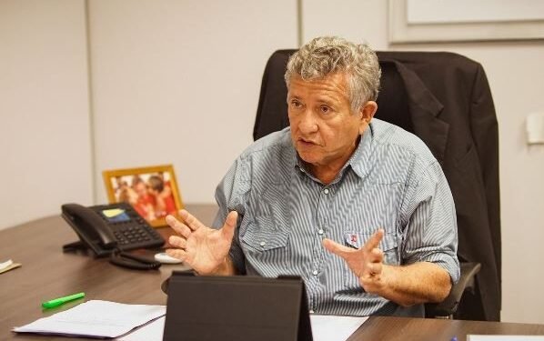 Gestão de Elinaldo é ‘desastrosa’ e parecida com a de Bolsonaro, diz Caetano