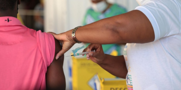 Dia D terá 120 pontos de vacinação contra a gripe e covid-19 neste sábado (15)