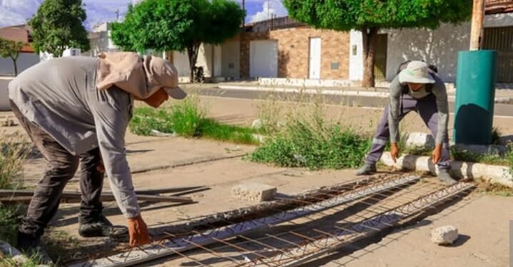 Placas do canal da Avenida Luiz Inácio recebem serviços de manutenção realizados pela Prefeitura de Juazeiro