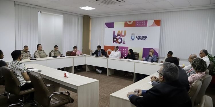 Lauro de Freitas discute força-tarefa nas escolas após boatos sobre ataques