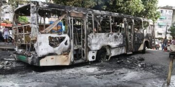 Bandidos tocam fogo em ônibus em Sussuarana