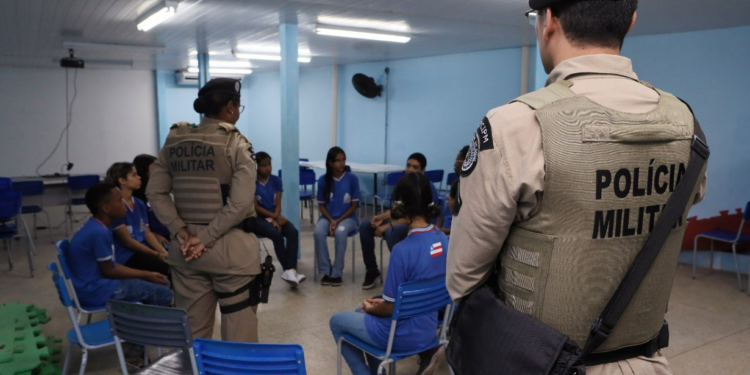 Ronda Escolar da PM visita colégios em Salvador