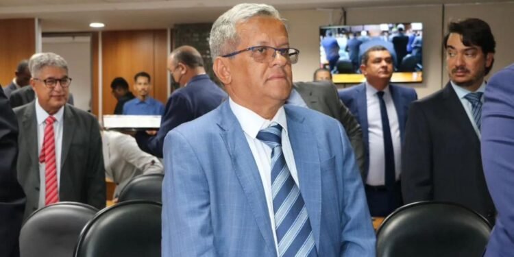 Raimundinho da JR protesta contra as “constantes quedas de energia” causadas pela Coelba em Ubaitaba