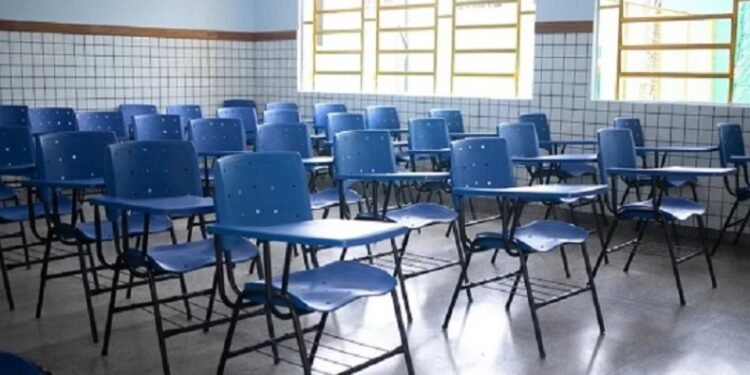 Professores de Santaluz paralisam aulas e cobram reajuste salarial