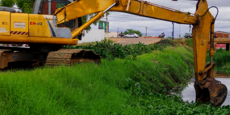 Prefeitura de Juazeiro continua reforçando limpeza e desobstrução de riachos urbanos no município