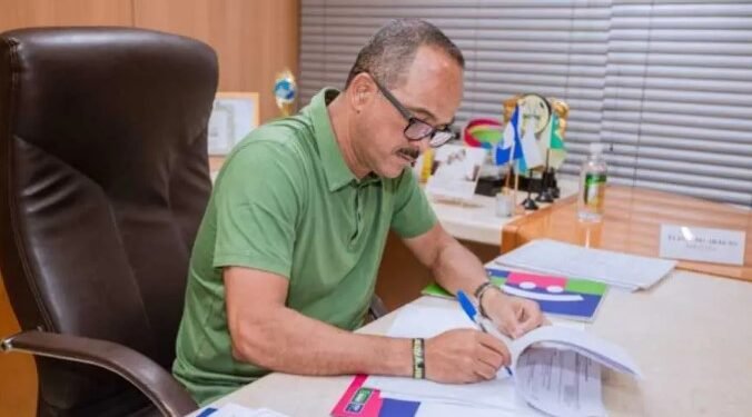 Prefeito Elinaldo Araújo sanciona lei que define valor de indenização para barraqueiros da Costa de Camaçari