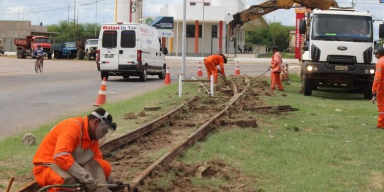 Trilhos da antiga ferrovia de Juazeiro começam a ser retirados e prefeita Suzana Ramos comemora andamento do processo para início das obras