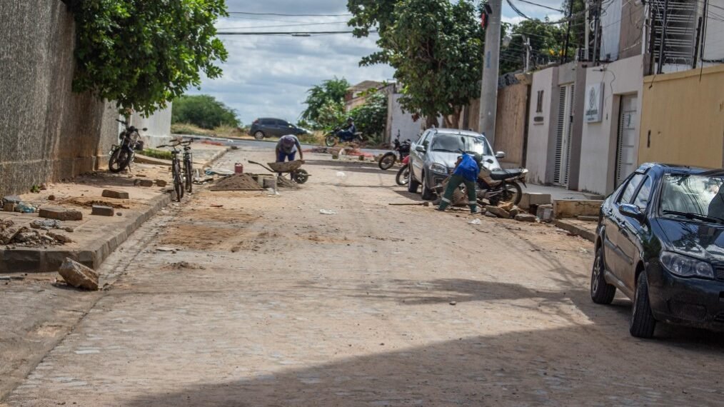 Prefeitura de Juazeiro conclui drenagem e reposição de pavimentação na Rua Toufic Khoury e segue recuperando as calçadas da via